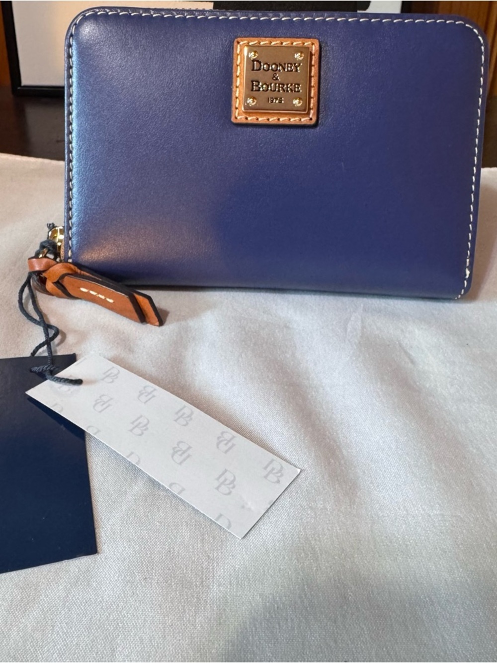 Dooney & Bourke authentic Iconic nautical,ocean wallet,genuine Leather&Gold Logo